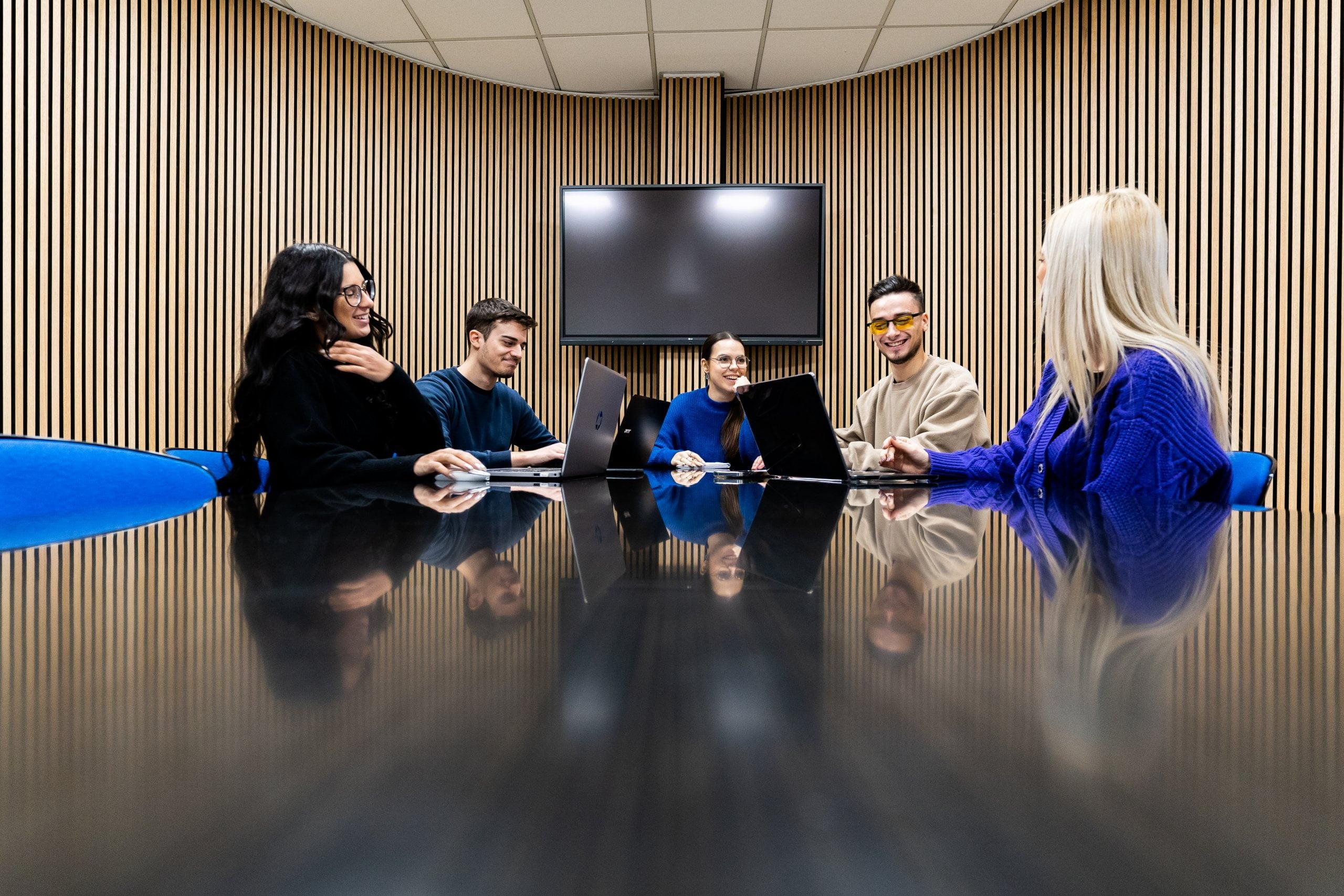 web agency netstrategy durante un meeting